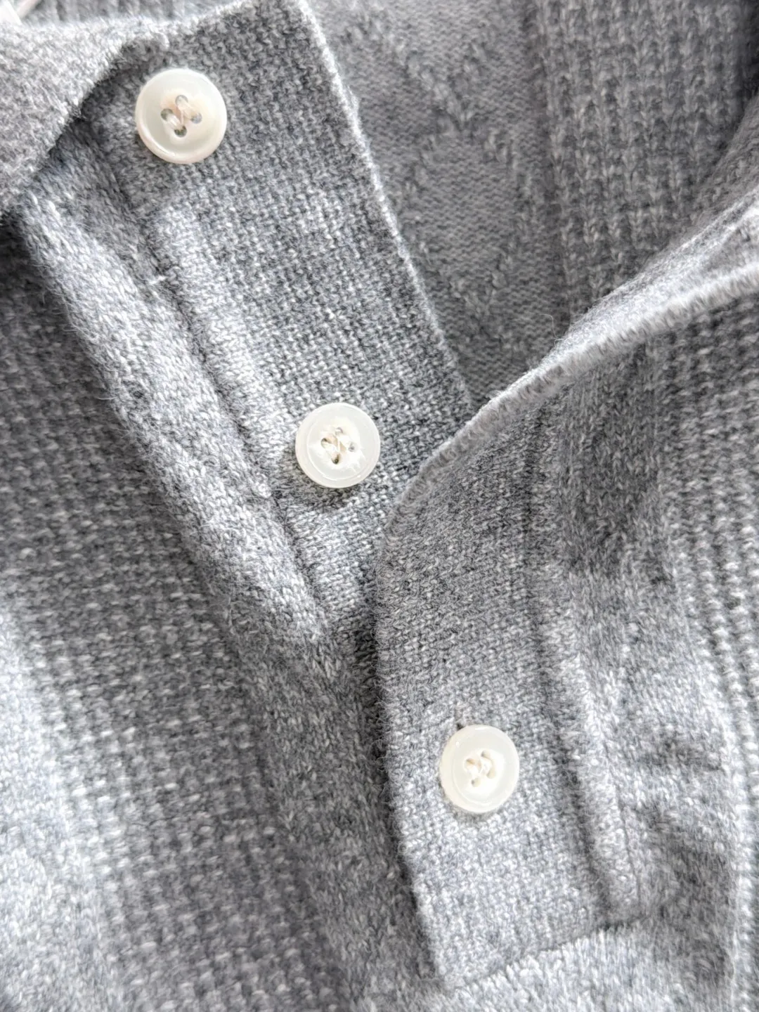 Next day shipment P195 Hermès High Quality 2026 Autumn and Winter latest sweaters from the official website, on sale at the counter at the same time Hot Sale! Specially made of wool blended fabric. It feels comfortable and can be directly in contact with the skin. The logo badge is exquisitely embroidered, which is extremely eye-catching! The details highlight the fashionable charm of big brands. Exquisite workmanship. Three-dimensional cutting style. The wearing effect is invincible and handsome! All three standards are complete! Sizes:M-3XL
